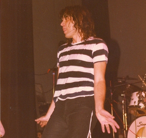 Hobo csíkos pólában 1979. novemberében